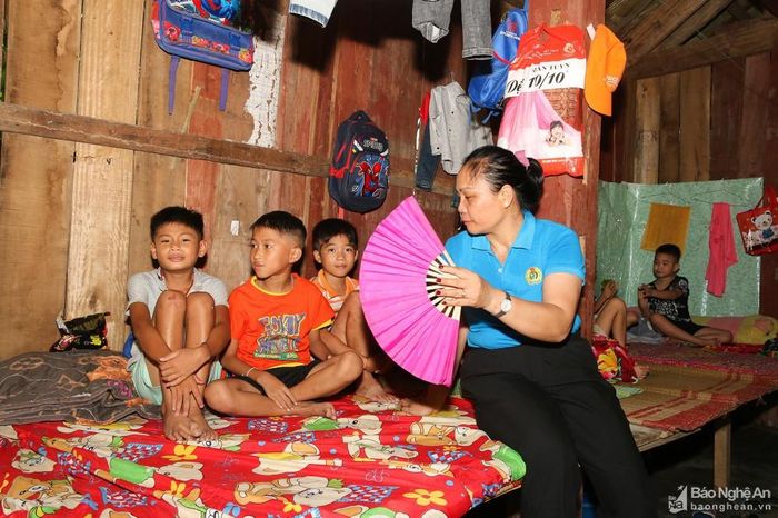 Cô Lê Thị Yến - Chủ tịch Công đoàn Trường Tiểu học Lưu Kiền cho biết: Nhận thấy các em đang còn gặp nhiều khó khăn, nên các thầy cô thường xuyên gần gũi động viên học sinh, giúp các em với đi nỗi nhớ nhà để chuyên tâm học tập tốt. Ảnh: Đình Tuân