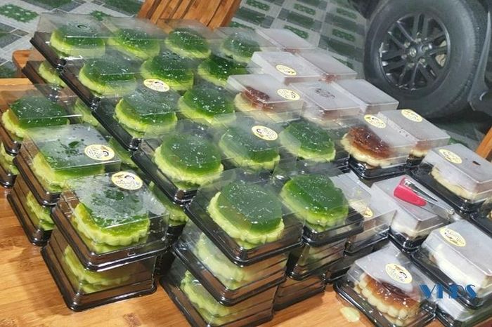 Bánh trung thu bằng thạch được đóng hộp cẩn thận, đảm bảo vệ sinh an toàn thực phẩm.