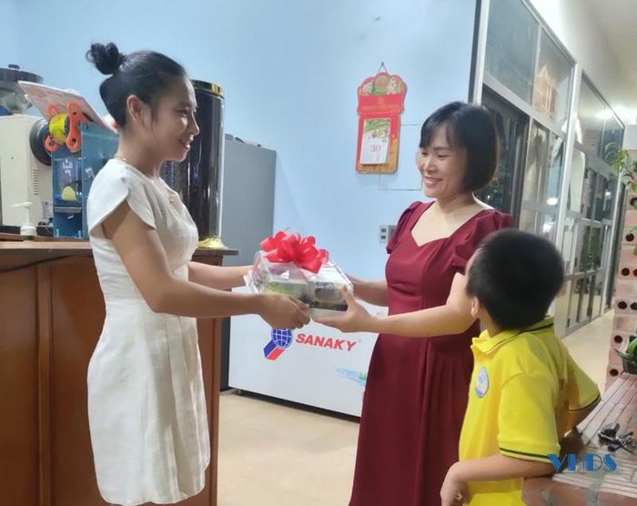 Bên cạnh chiếc bánh trung thu truyền thống, dịp Tết Trung thu, nhiều người lựa chọn chiếc bánh làm bằng thạch thơm ngon, mát lạnh để tặng người thân.