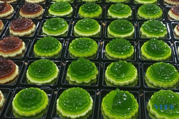 Những chiếc bánh trung thu bằng thạch kết hợp lá dứa, lá cẩm với màu xanh bắt mắt