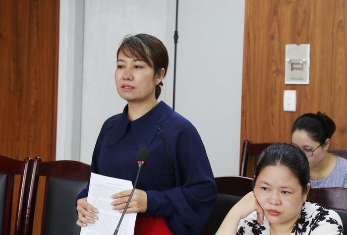 Phóng viên đặt câu hỏi tại họp báo.