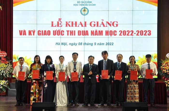 PGS.TS Nguyễn Trọng Cơ trao giao ước thi đua cho các đơn vị thuộc Học viện Tài chính