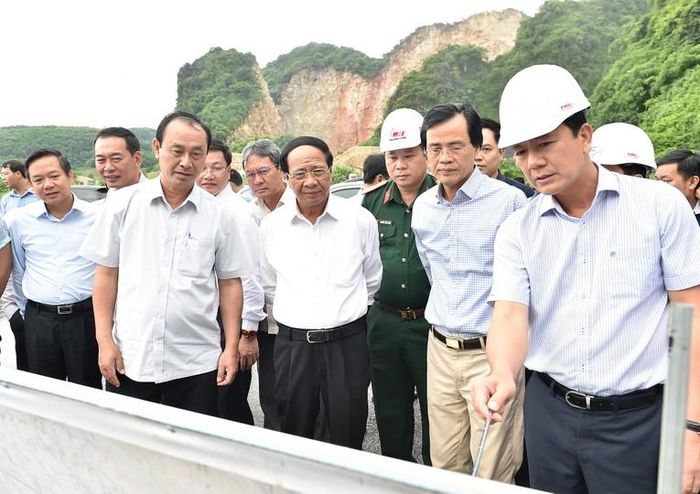 Phó Thủ tướng nghe báo cáo về tiến độ dự án. Ảnh: VGP