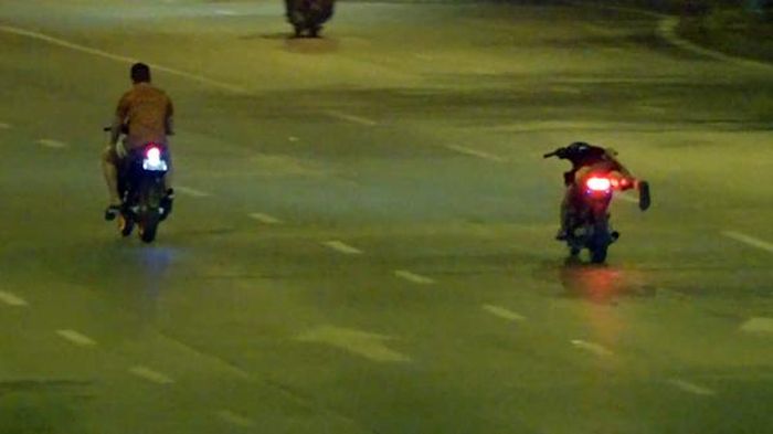 Chỉ ít phút sau đó là màn trình diễn xiếc nằm rạp ra xe để "núp gió".