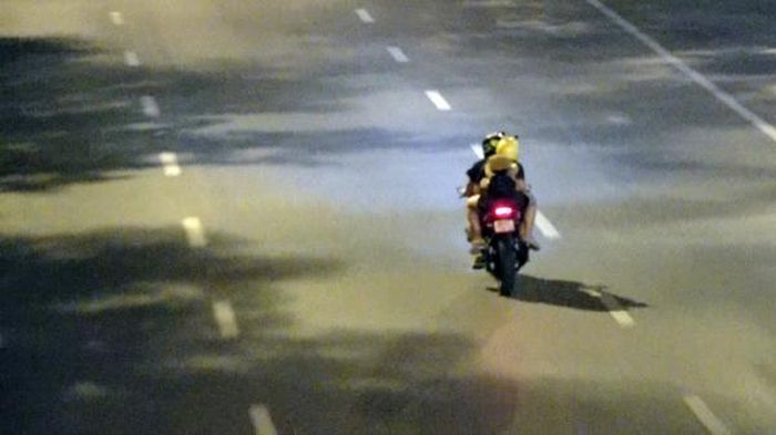 Tiếng mô tô gầm rú xé tan sự yên tĩnh của đêm.