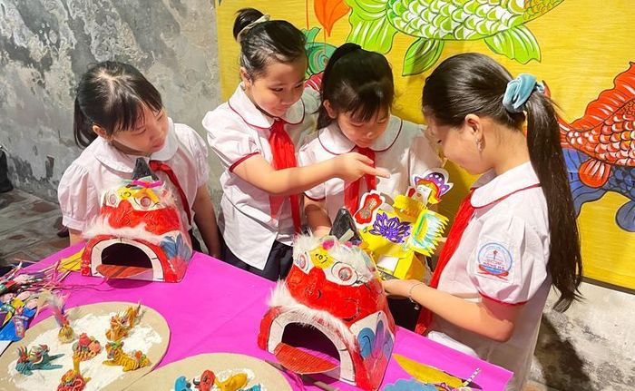 Các em nhỏ sẽ được tự tay chuẩn bị mâm cỗ cúng ông bà tổ tiên, bày mâm hoa quả bánh kẹo trông trăng