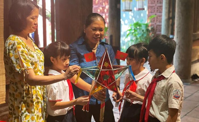 Hoạt động đem tới cho các em thiếu nhi một sân chơi bổ ích với không gian Tết Trung thu xưa để các em hiểu thêm về nguồn cội