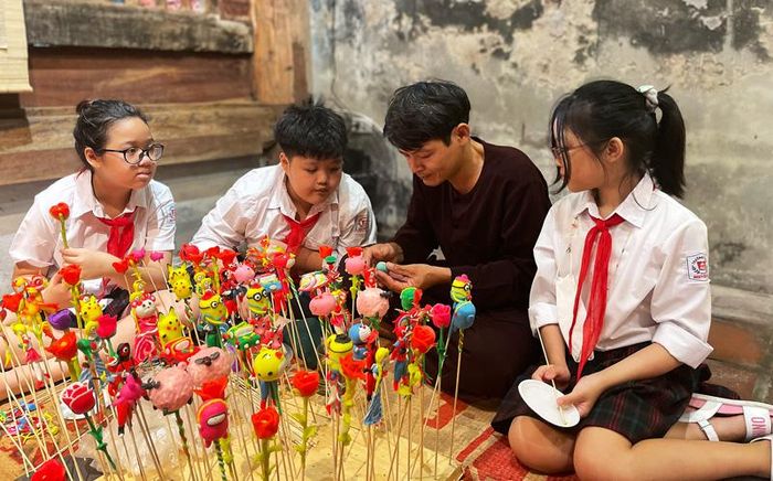 Đây không chỉ thể hiện những nỗ lực trong việc giữ gìn các giá trị di sản văn hóa vật thể và phi vật thể mà còn tôn vinh các nghệ nhân làm đồ chơi dân gian
