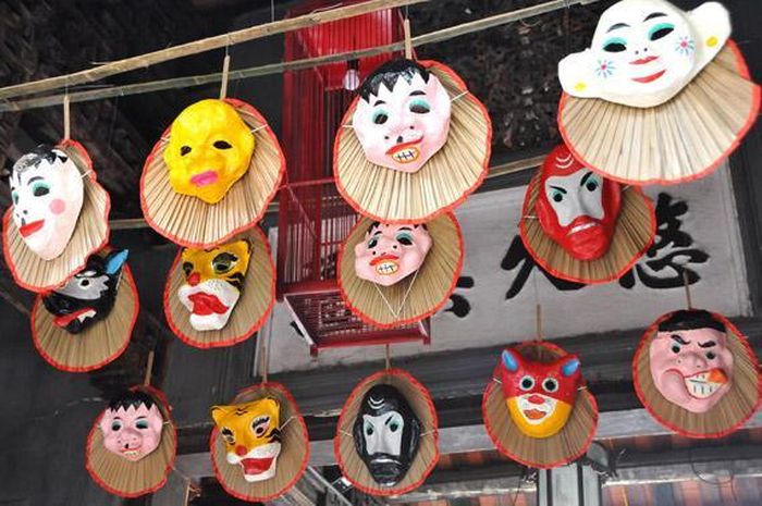 Những chiếc mặt nạ giấy bồi với đủ gương mặt biểu cảm, ngộ nghĩnh, sinh động