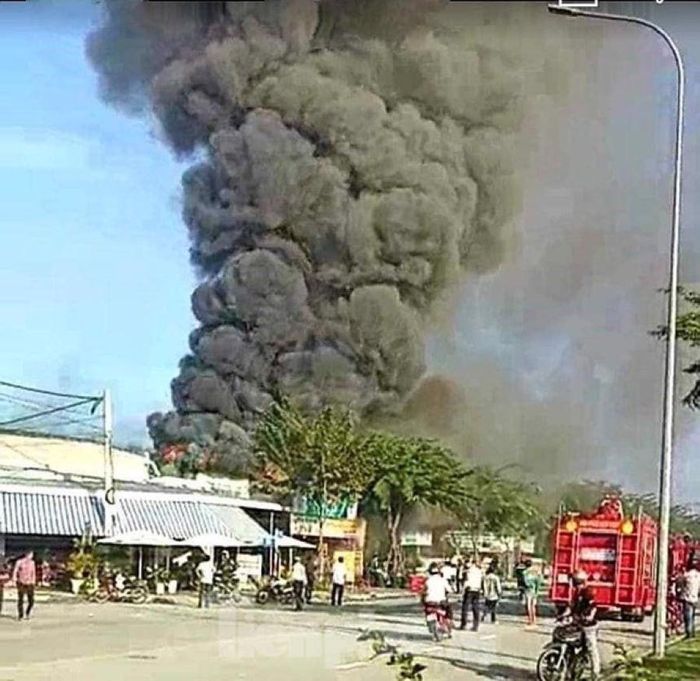 Ngọn lửa bùng phát tại kho phế liệu tạo cột khói cao hàng chục mét. Ảnh: CTV.