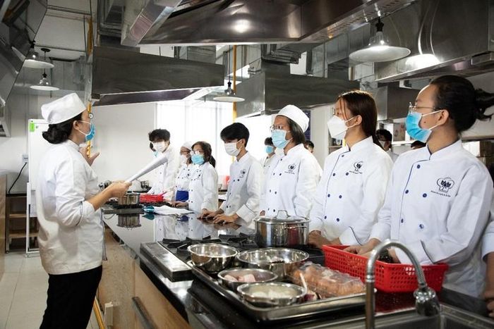Sinh viên HUFI được học tập, thực hành với cơ sở vật chất hiện đại. 