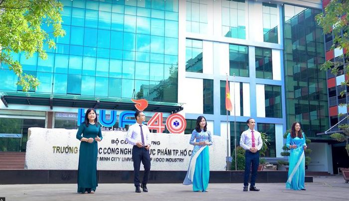 Cán bộ, giảng viên HUFI hân hoan chào mừng Nhà trường tròn 40 tuổi 
