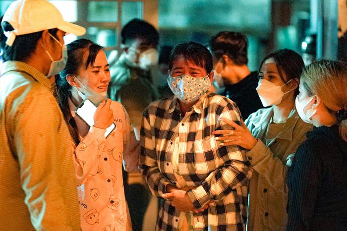 Người thân đau đớn chờ danh tính các nạn nhân trong vụ cháy. Ảnh: Phạm Nguyễn