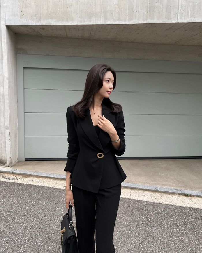 Blazer chiết eo sẽ tạo ảo giác vòng 2 thon thả hơn rất nhiều