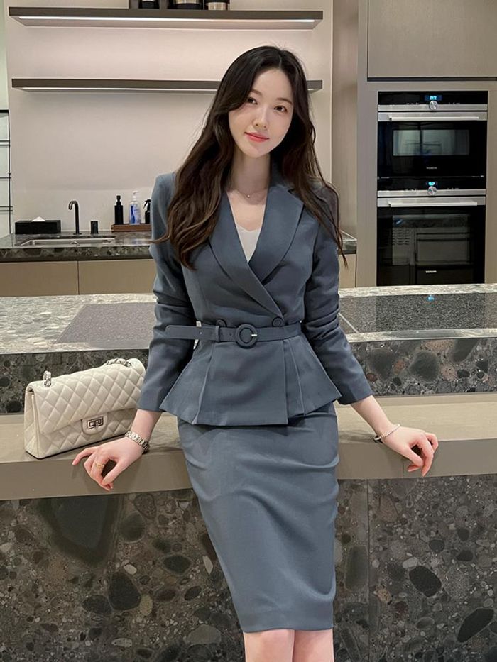 Với blazer peplum, bạn nên mix cùng quần hoặc chân váy đồng bộ
