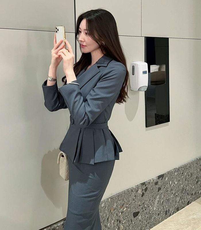 Vì chi tiết phần vạt peplum có độ xòe nhẹ, bởi vậy khi mix đồ, bạn lưu ý nên mix áo với những item có độ ôm nhẹ như quần âu, chân váy bút chì… để đảm bảo hiệu quả tôn dáng tối ưu.