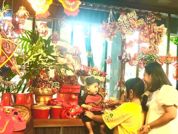 Một gia đình vui chơi trong không gian đậm màu sắc trung thu của Tự Do cà phê