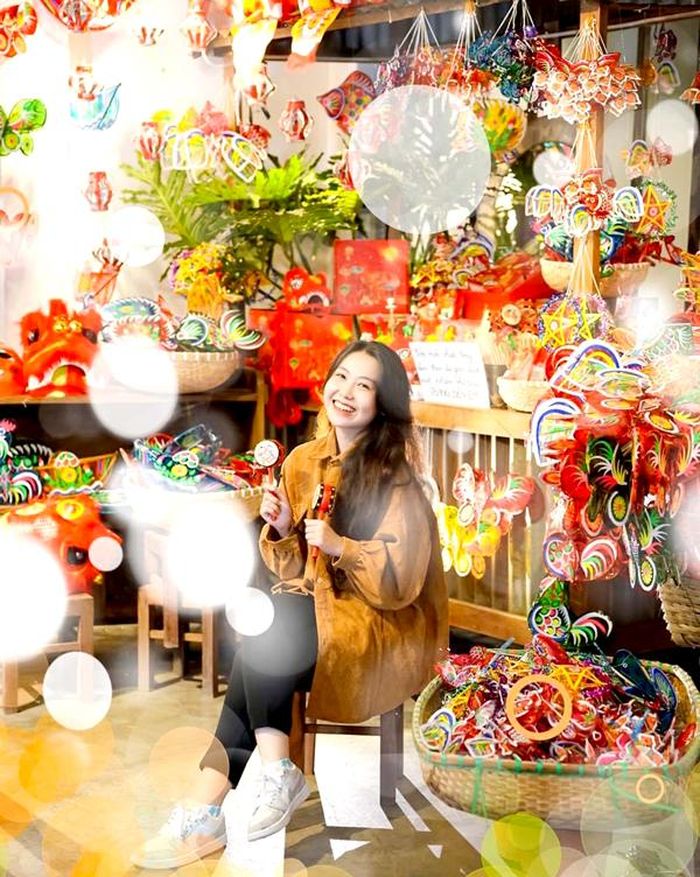 Tự Do cà phê thu hút nhiều bạn trẻ check in dịp Trung thu. Ảnh: CTV