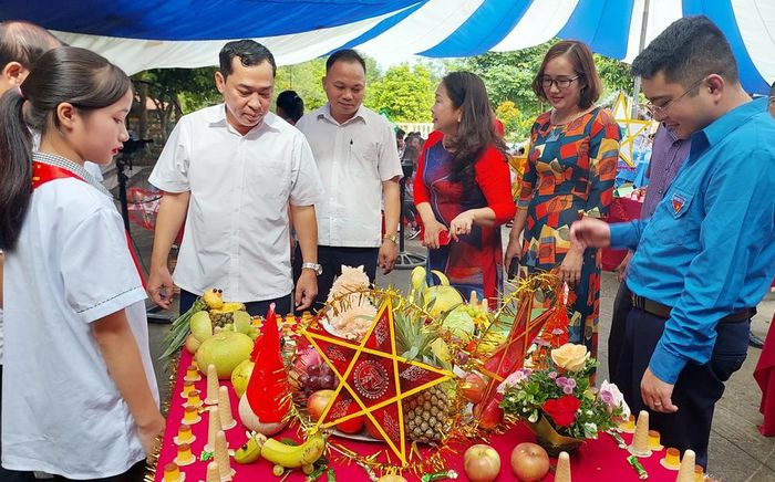 Đoàn công tác của huyện Định Hóa tham gian Chương trình vui Tết Trung thu tại Trường THCS Bộc Nhiêu.