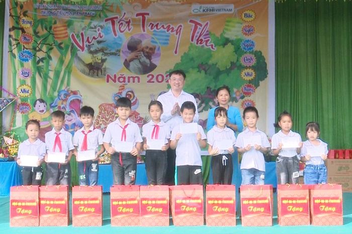 Lãnh đạo huyện Phú Lương tặng quà cho học sinh tại Trường Tiểu học Yên Trạch.