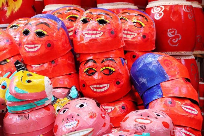 Các loại mặt nạ giấy bồi truyền thống cũng được bày bán phong phú với các nhân vật chú Tễu, Thị Nở, chú Cuội, con trâu, thỏ ngọc... cũng có giá từ 30.000 đồng. (Ảnh: Internet)