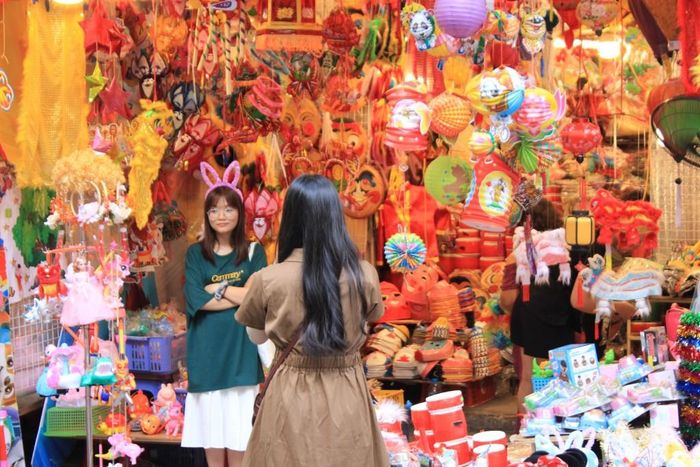 Thời điểm trước Tết Trung thu, giới trẻ khắp nơi đổ về khu phố Hàng Mã để vui chơi, mua sắm và chụp ảnh. (Ảnh: Internet)
