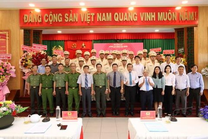 Các đại biểu chụp hình lưu niệm
