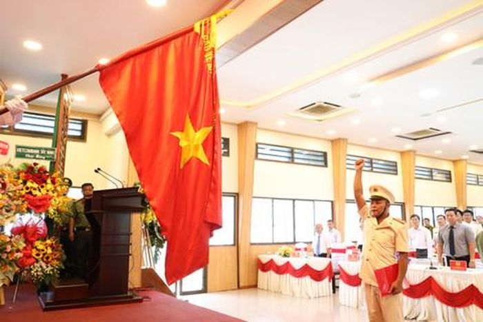 Đại diện lãnh đạo Phòng An ninh mạng và PCTP sử dụng công nghệ cao tuyên thệ