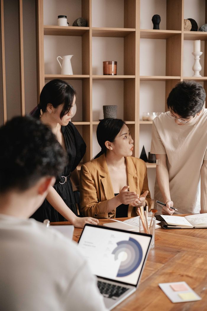  Bạn không nên thiên vị dù cho là đồng nghiệp thân thiết. Ảnh minh họa: Artem Podrez/Pexels. 