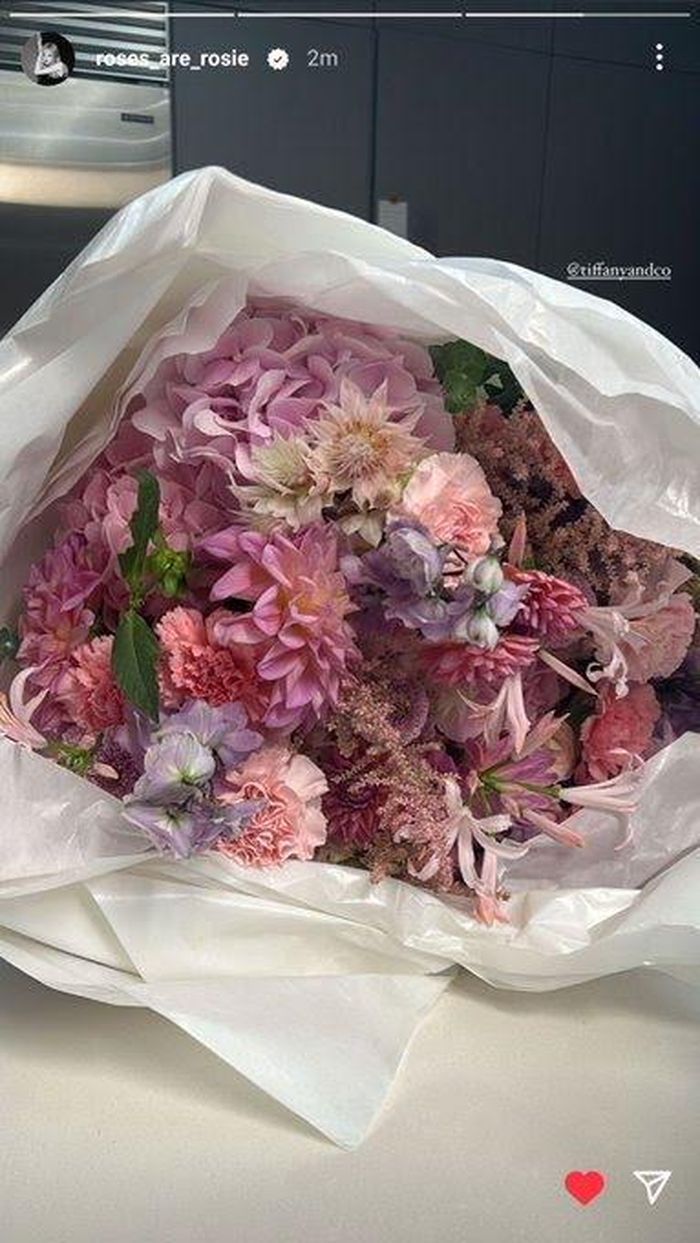 Tiffany &amp; Co. đều đặn gửi những thiết kế mới đến Rosé. Không chỉ vậy, thương hiệu còn tặng các món quà khác như hoa, bánh kem vào các dịp đặc biệt. Ảnh: @roses_are_rosie. 