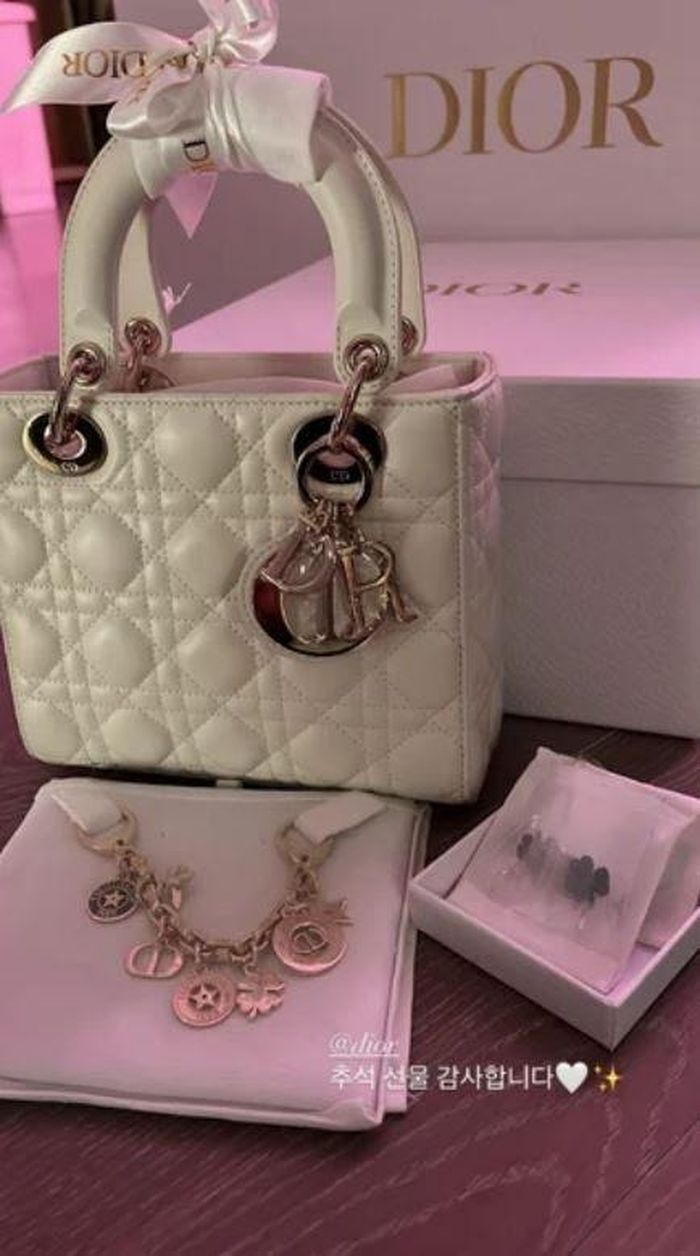 Nhân dịp Trung thu, nữ thần tượng được Dior gửi tặng một chiếc túi Lady Dior màu trắng trị giá khoảng 145 triệu đồng cùng trang sức. Vào những dịp đặc biệt khác, Jisoo cũng đăng tải những món quà tới từ thương hiệu mình đại diện. Ảnh: @sooyaaa__