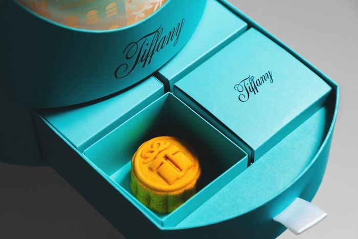 Dù không thấy Rosé đăng ảnh nhưng trong mùa trăng năm nay, Tiffany &amp; Co. cũng cho ra mắt hộp bánh trung thu sang chảnh. Chiếc hộp mang màu xanh gắn liền với thương hiệu, thiết kế hình trụ, đính thêm nơ trắng trang nhã trên đỉnh. Ảnh: Alex Hau.