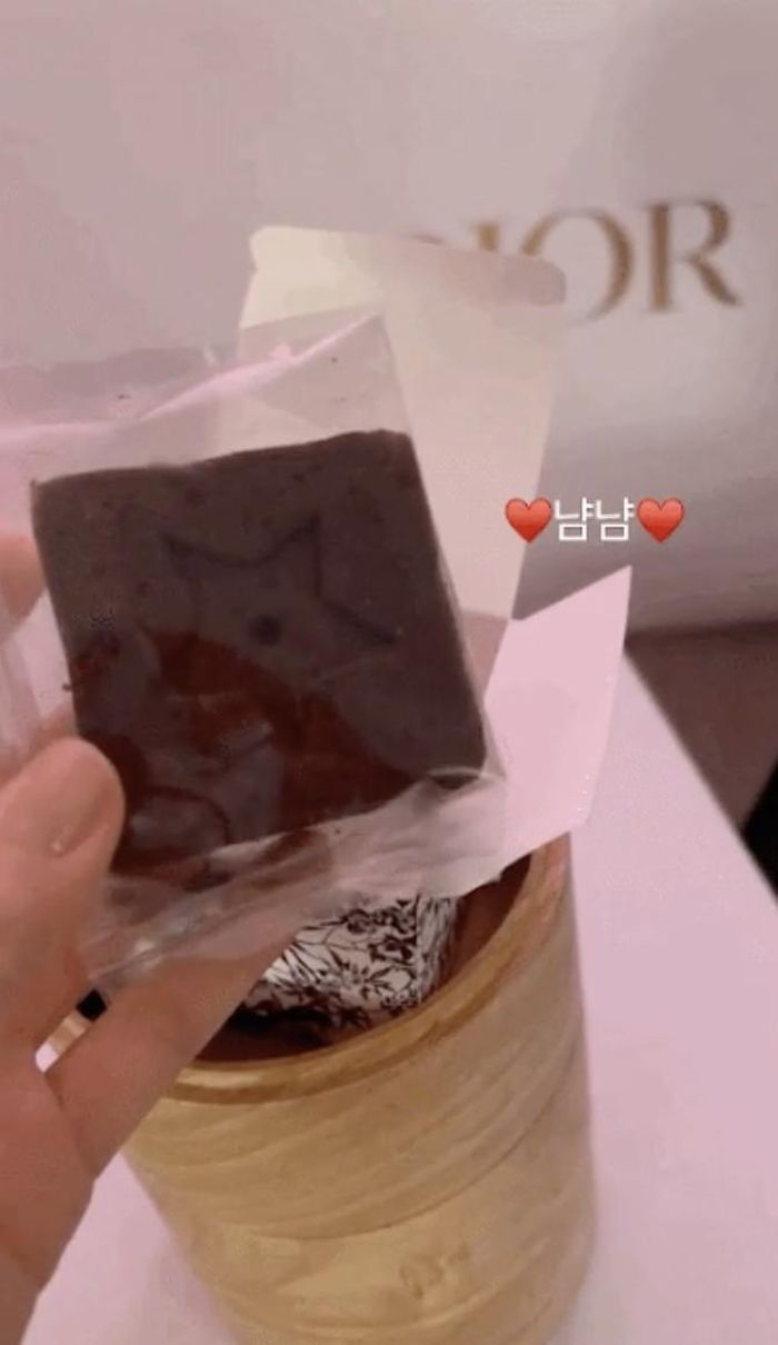Ngoài ra, thành viên BlackPink còn khoe được tặng một hộp bánh làm từ gỗ có thiết kế hình trụ xinh xắn. Bên trong là một chiếc bánh brownie. Ảnh: @sooyaaa__