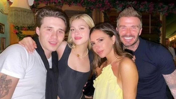  Brooklyn Beckham và Nicola Peltz chụp ảnh cùng Victoria trước lễ cưới. Ảnh: Vogue. 