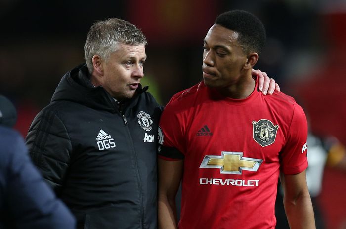 Martial chỉ trích Solskjaer giả tạo.