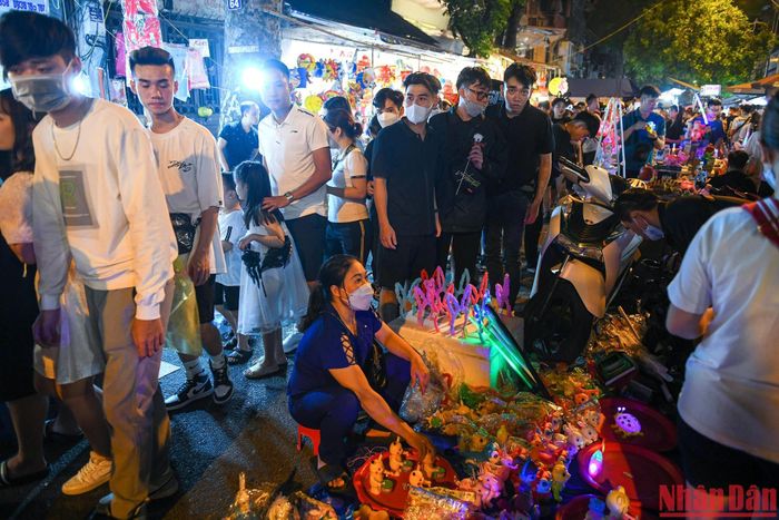 Một tiểu thương tại Hàng Mã cho biết, những ngày này lượng mua của người dân không nhiều. Phần lớn mọi người đến đây chỉ vì mục đích đi chơi, ngắm đồ chứ không có ý định mua.