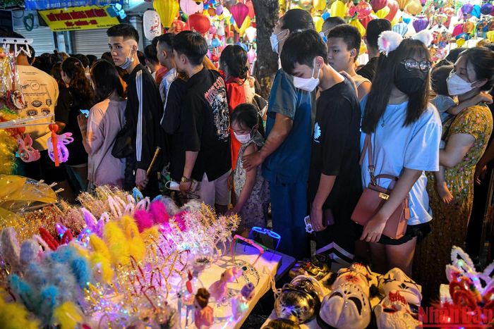 Càng về tối, lượng người đổ về càng đông, dòng người chật ních, nhích từng bước một.