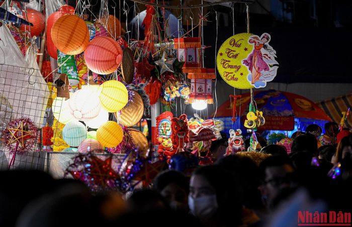 Dòng người chen nhau chật ních qua từng mét tại phố Hàng Mã, nhưng rất ít người dừng lại mua những món đồ chơi Trung thu truyền thống.