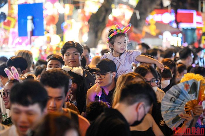 "Con muốn đồ chơi này, con muốn mua cái đèn ông sao kia...", các ông bố chẳng thể làm gì khác giữa dòng người chen nhau chật cứng.