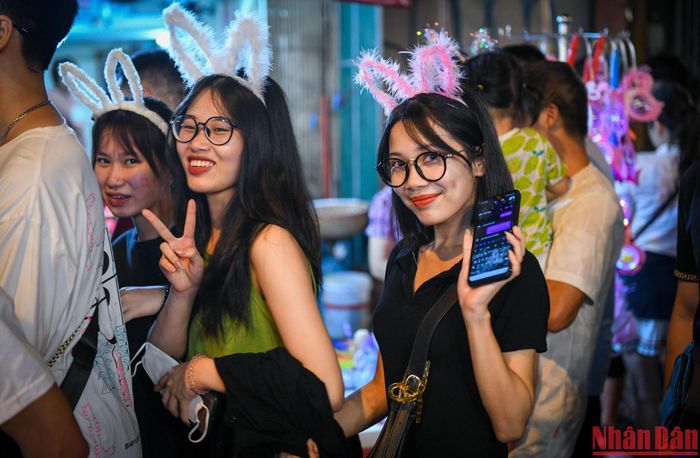 Nhiều người dân chia sẻ, dù biết con phố Hàng Mã những ngày này sẽ rất đông nhưng vẫn muốn đi để cùng mọi người tận hưởng cảm giác đón không khí Trung thu.