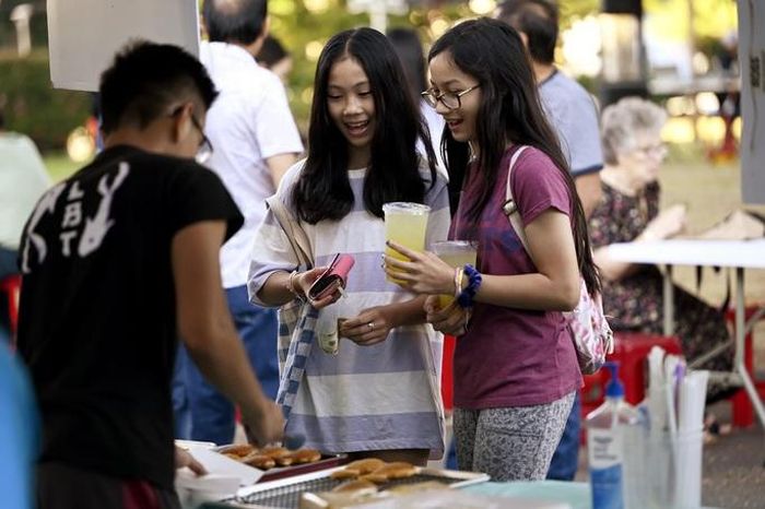 Isabella Nguyen và cô bạn Julia Ng tăm tia những chiếc bánh cá trong lễ hội Trung thu ở West Hartford, Connecticut, ngày 3-9 . Ảnh: Connecticut Public