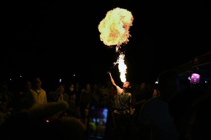 Jinn Hoang biểu diễn phun lửa dịp Tết Trung Thu ở thị trấn West Hartford, bang Connecticut, ngày 3-9. Ảnh: CONNECTICUT PUBLIC