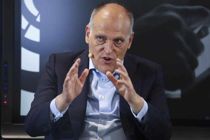 Javier Tebas, chủ tịch La Liga, khẳng định Barca phải giảm lương đội một