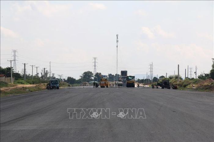 Điểm cuối tuyến cao tốc Vĩnh Hảo - Phan Thiết đang được triển khai thi công khẩn trương và dự kiến hoàn thành thông xe kỹ thuật trong năm 2022.