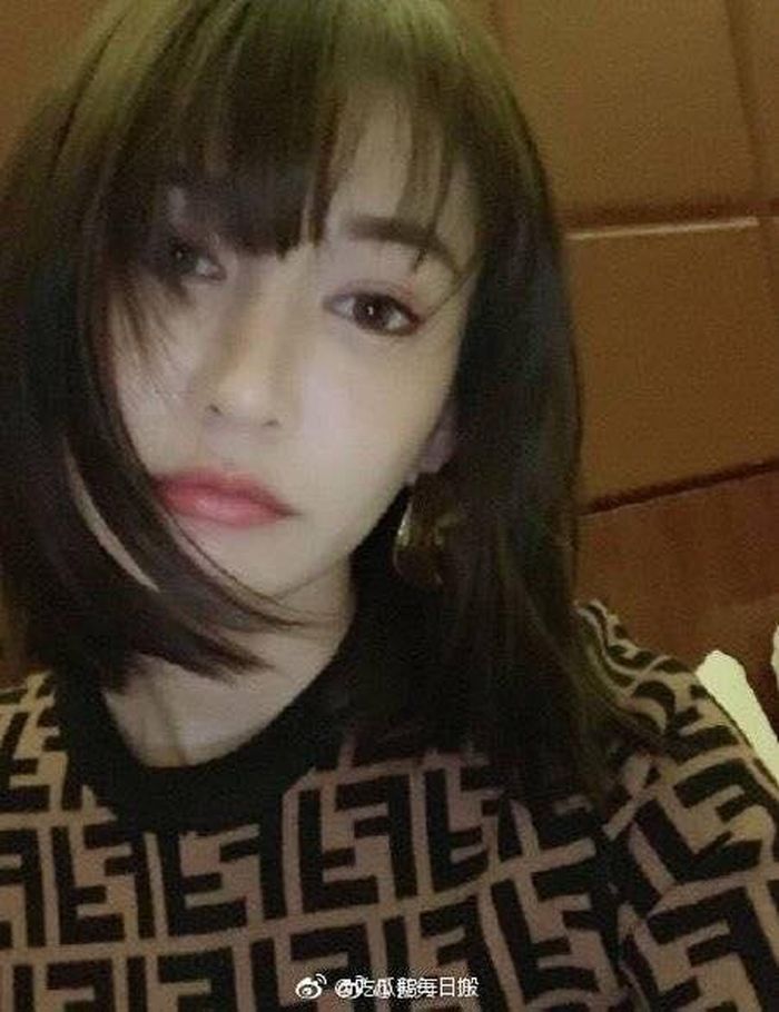Giữa lúc tin đồn bất lợi nổi lên đổ dồn về phía Lý Dịch Phong, Blase đăng Weibo với trạng thái: "Chuyện tới nước này, ăn cơm trước đã" thu hút sự chú ý của dân mạng. 