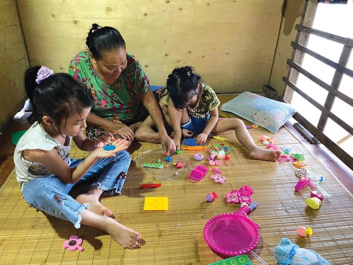 Có những gia đình sống tới ba thế hệ trên nhà phao. 