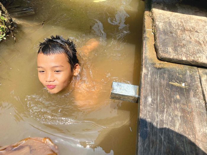 Trẻ em xóm nhà phao tắm sông. 