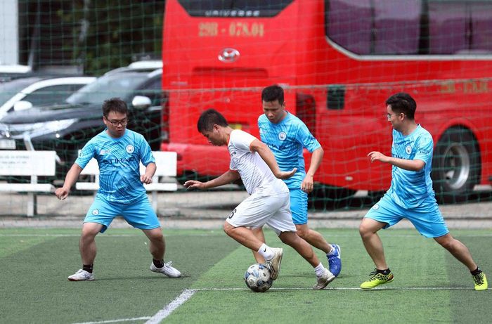 Các trận đấu bóng đá diễn ra sôi nổi và hấp dẫn. Ảnh: Phạm Kiên