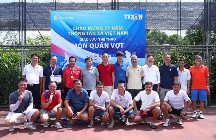 Các VĐV tham dự môn quần vợt chụp ảnh lưu niệm cùng với lãnh đạo TTXVN và BTC giaỉẢNH: Phạm Kiên