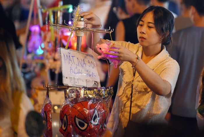 Trong hơn một tuần qua, do lượng người đi chơi Trung thu sớm nhiều, Hàng Mã và các tuyến phố lân cận luôn nhộn nhịp vào buổi tối. Như mọi năm, đồ chơi giá rẻ tràn ngập, các chủ hàng bày tràn ra đường nhằm thu hút khách. 
